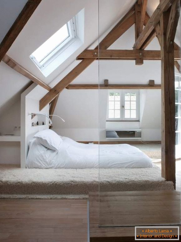 Дызайн мансардного паверху - фота спальні з верандай