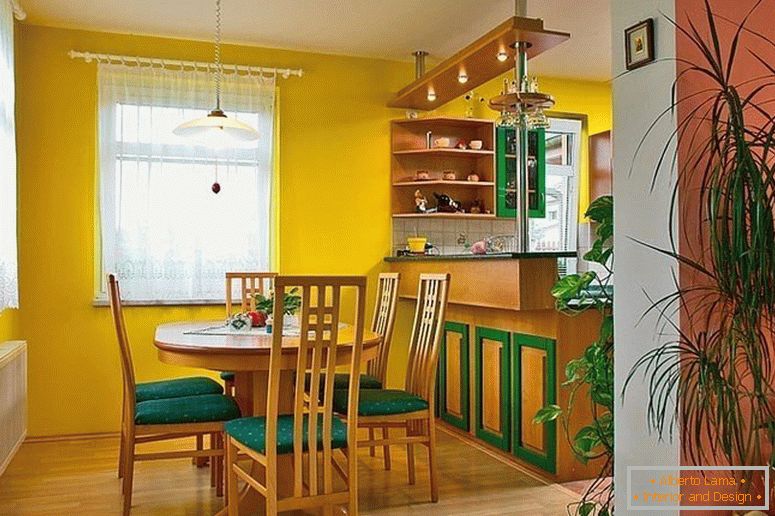 Жоўтыя сцены на кухні