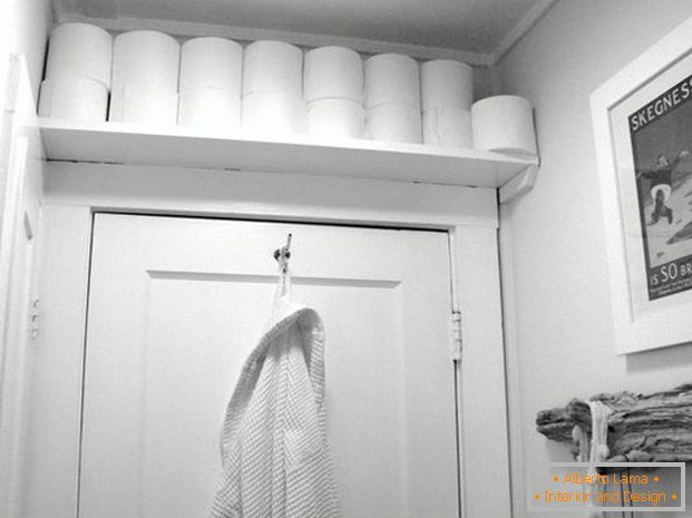 Палка для туалетнай паперы над дзвярыма