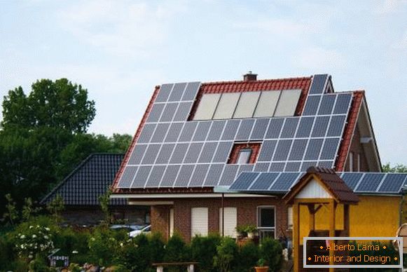 Дом з сонечнымі батарэямі для аўтаномнага электрычнасці