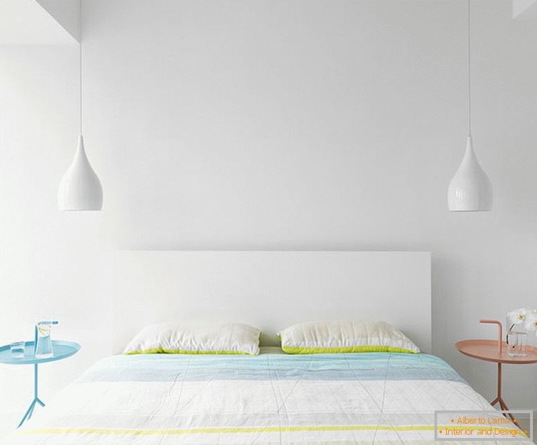 Раскошна белая спальня ў мінімалістычны стылі