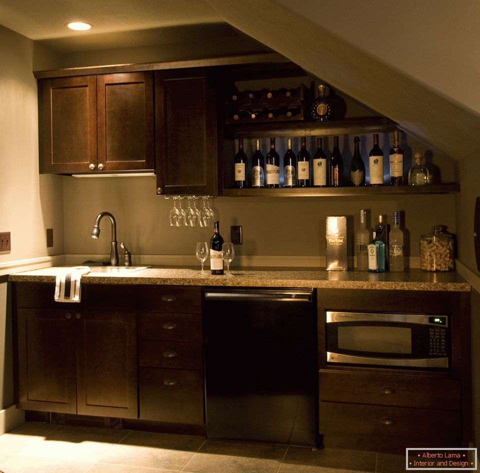 Стыльны сучасны інтэр'ер міні-кухні ў цёмным колеры