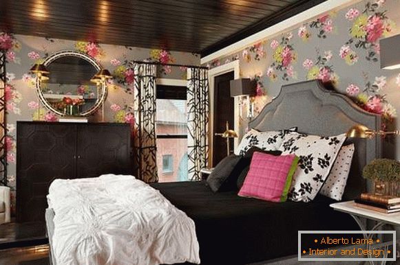 Рамантычны дызайн спальні з чорнымі элементамі