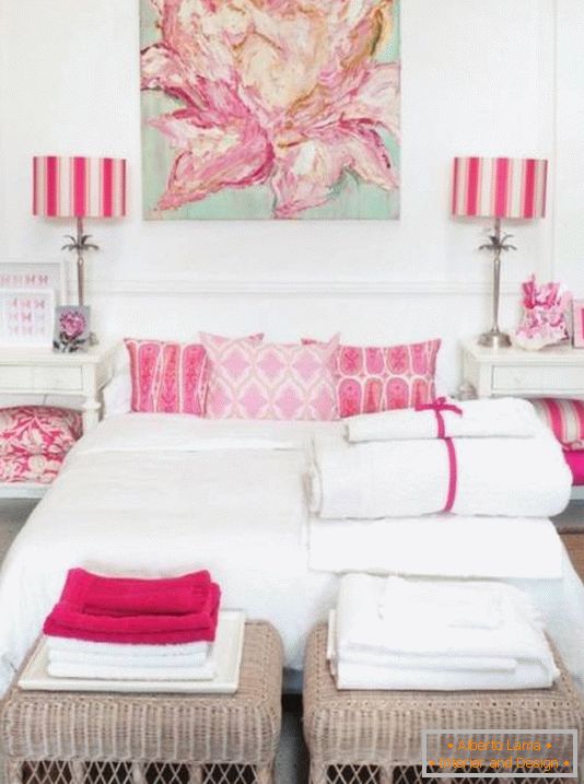 Белая спальня з ружовымі акцэнтамі