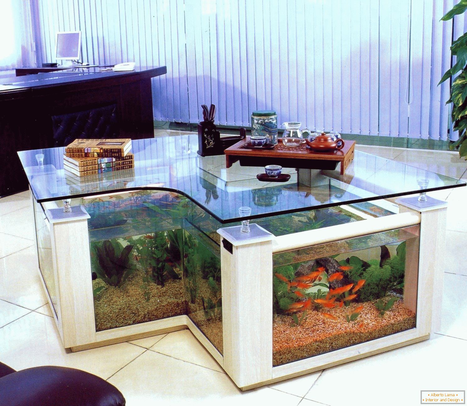 Столік-акварыум ў кабінеце