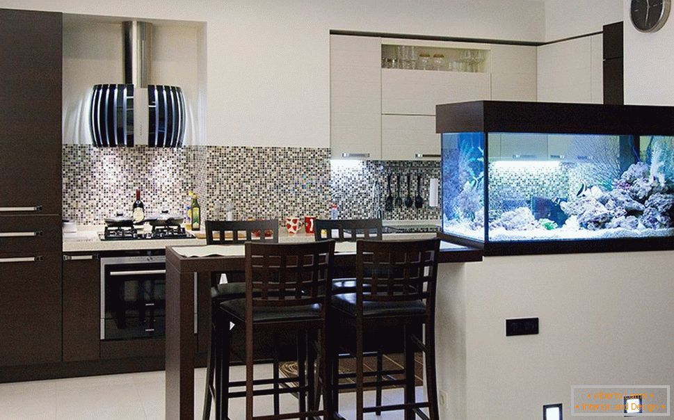 Барная стойка з акварыумам на кухне