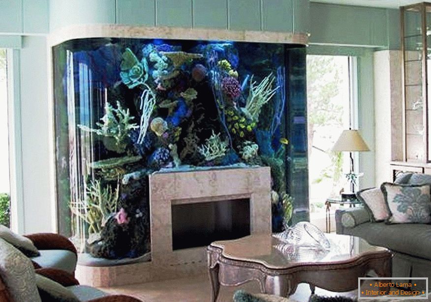 Канапы і столік насупраць акварыума з камінам