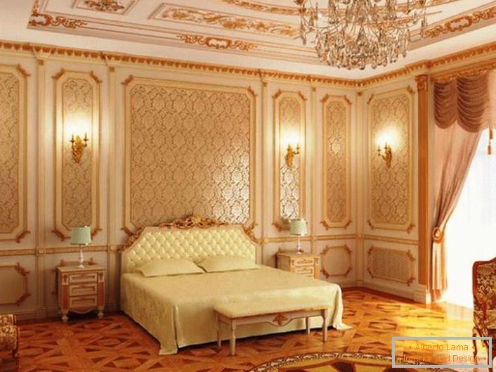Залатыя ўзоры выдатна ўпісваюцца ў агульную кампазіцыю стылю барока. Стыльная спальня для сямейнай пары.