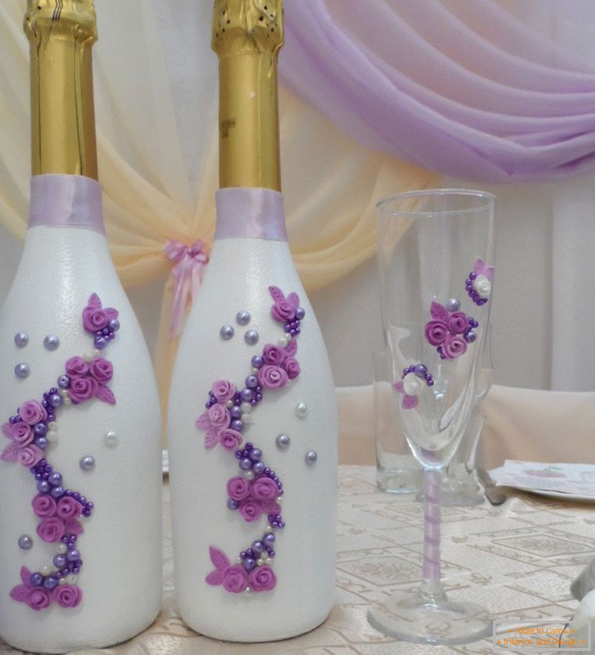 Кветкі з палімернай гліны на свадебных бутылках