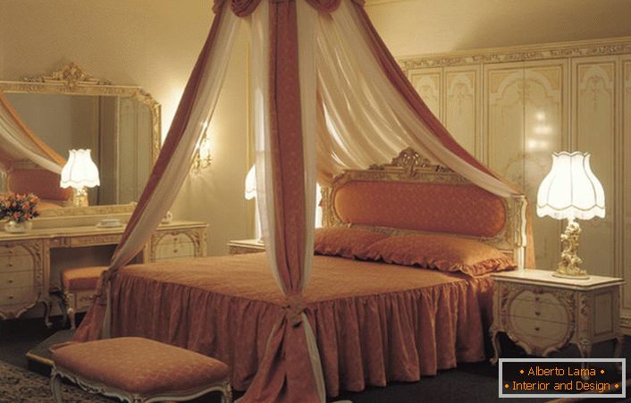 Балдахін над ложкам лічыцца самым незвычайным элементам дэкору спальні.
