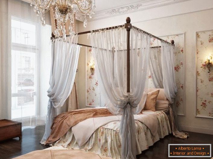 Спальня ў стылі барока дэкараваная вытанчаным, паветраным балдахінам, які робіць адпачынак яшчэ больш расслабляльным. 