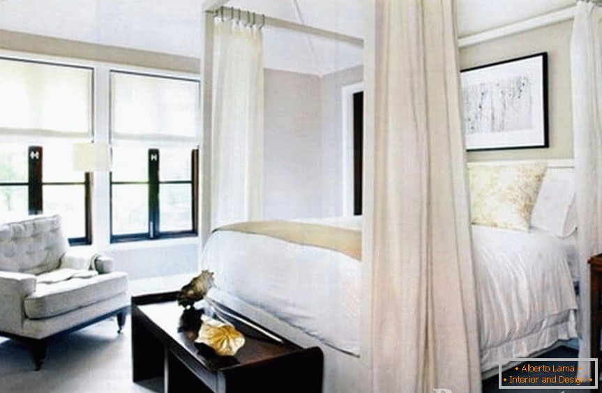 Класічная белая спальня з ложкам з балдахінам