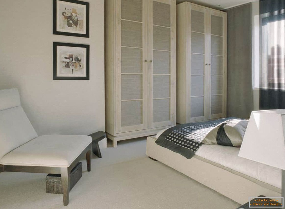 Класічная белая спальня з зручнымі шафамі