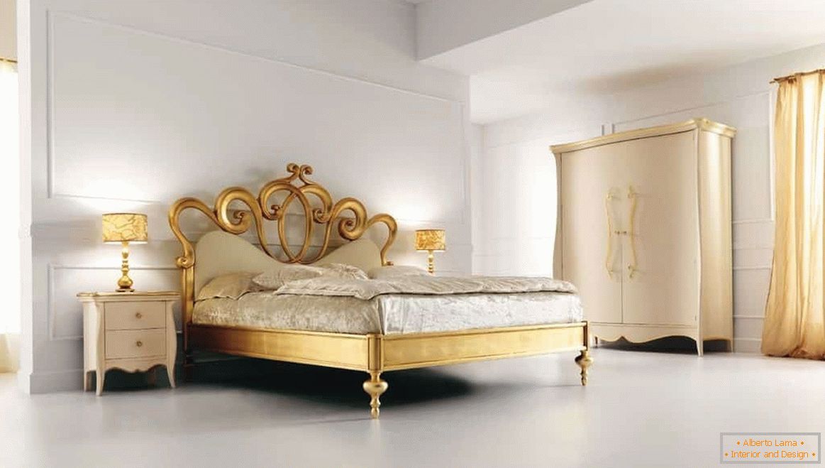 Шырокая белая спальня ў класічным дызайне