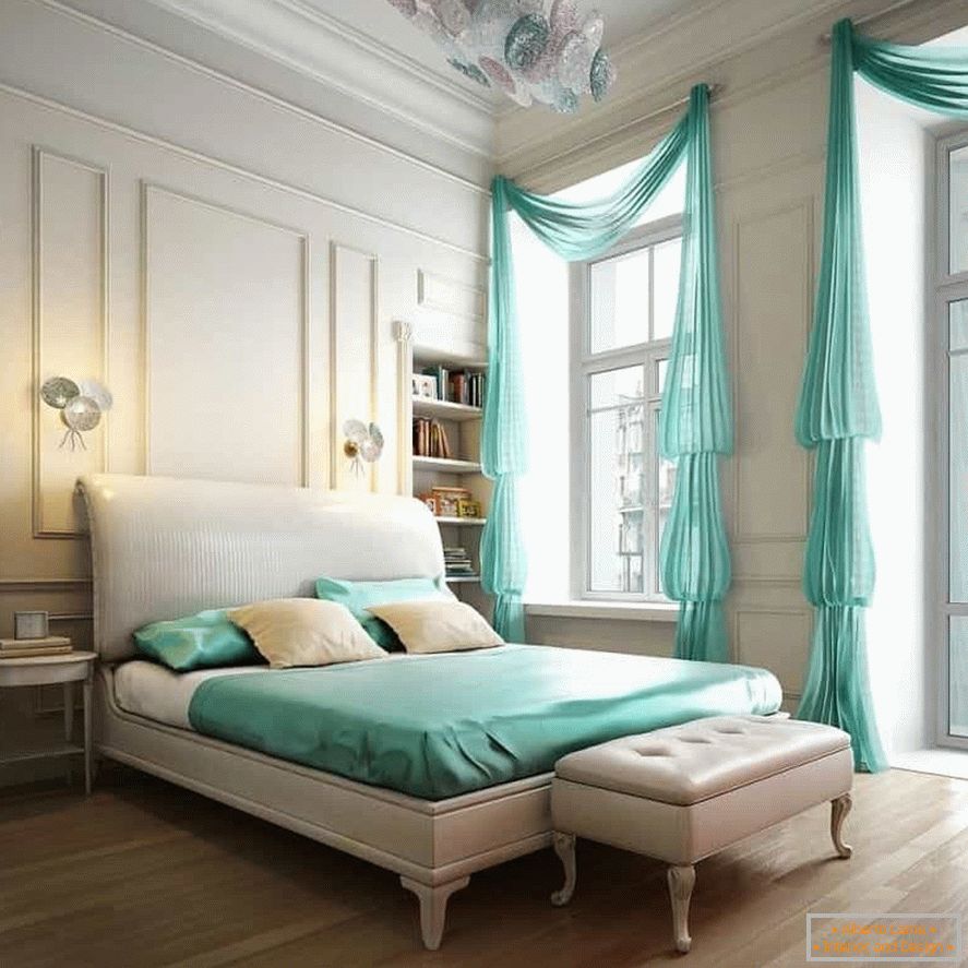 Белы інтэр'ер класічнай спальні можна разбавіць каляровым пасцельнай бялізнай і шторамі
