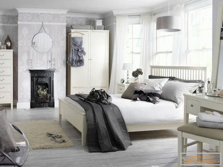 Белая спальня напоўненая аксэсуарамі ў класічным стылі