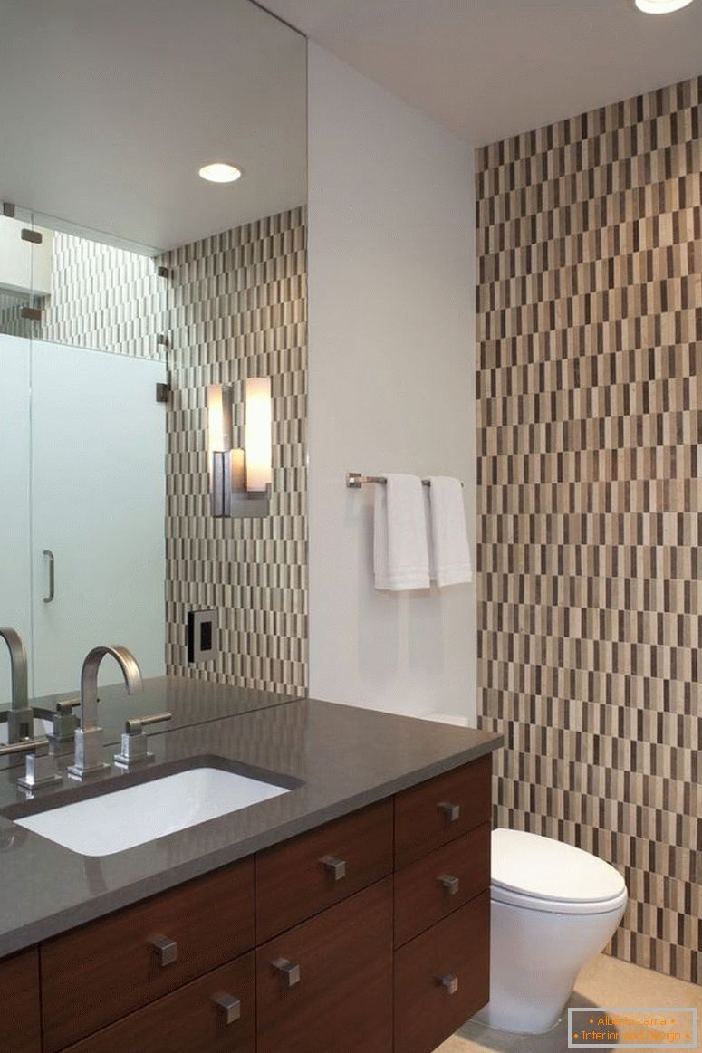 minimalist-lake-lb-ваннай-інтэр'ер-дызайн-with-wooden-vanity-and-black-countertop-and-mirror-luxurious-bathrooms-interior-design-ideas-bedrooms-design-ideas-modern-bathrooms-design-bathroom