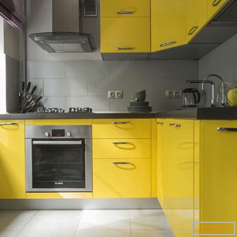 Жоўтая мэбля на кухні