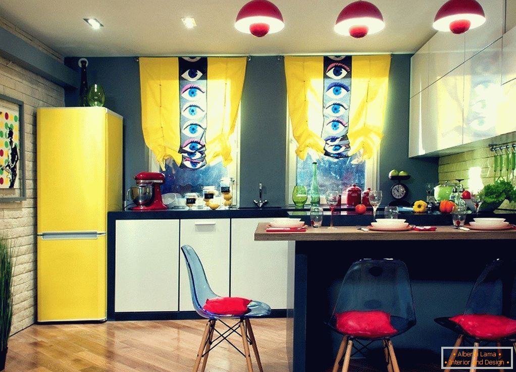 Жоўты халадзільнік на кухні