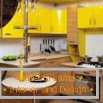 Жоўтыя шафы на кухні