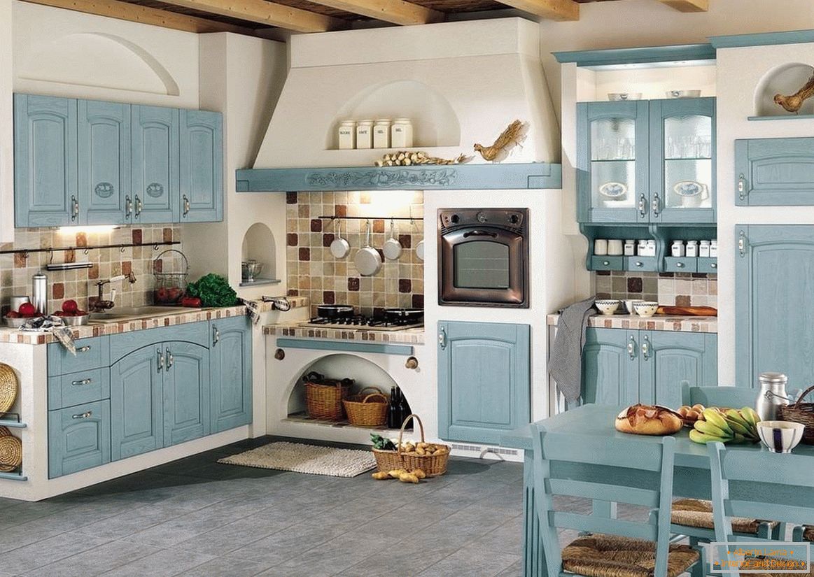 Блакітныя фасады ў белай кухні