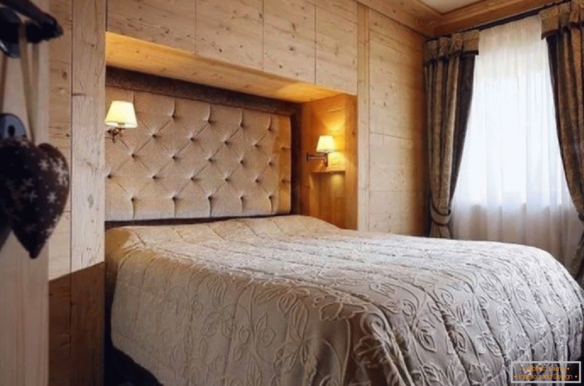 Спальня ў нішы з драўляных шаф