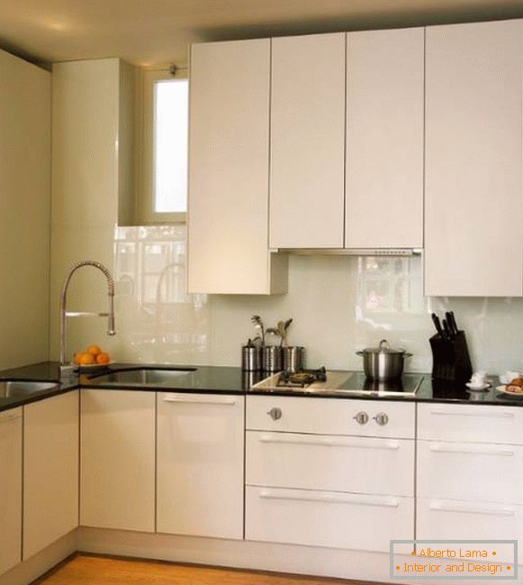 Сучасны дызайн маленькай кухні ў белым колеры