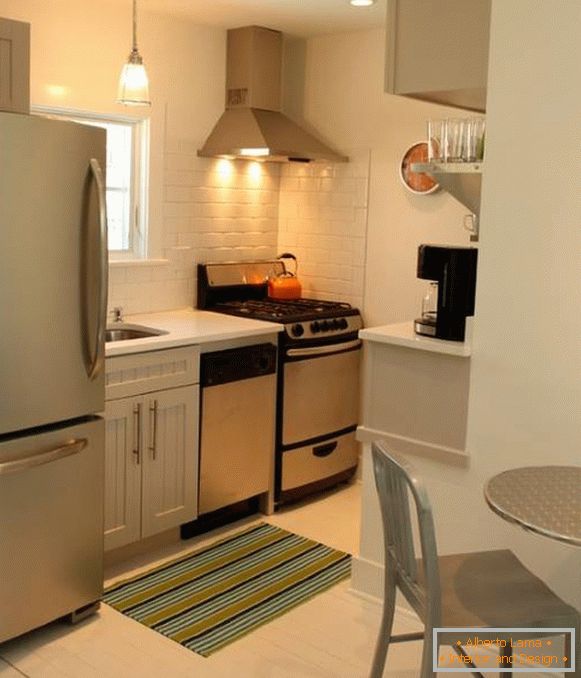 Сучасны дызайн маленькай кухні з халадзільнікам на фота