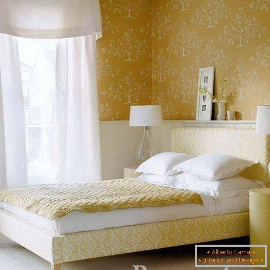 Спальня з жоўтымі шпалерамі