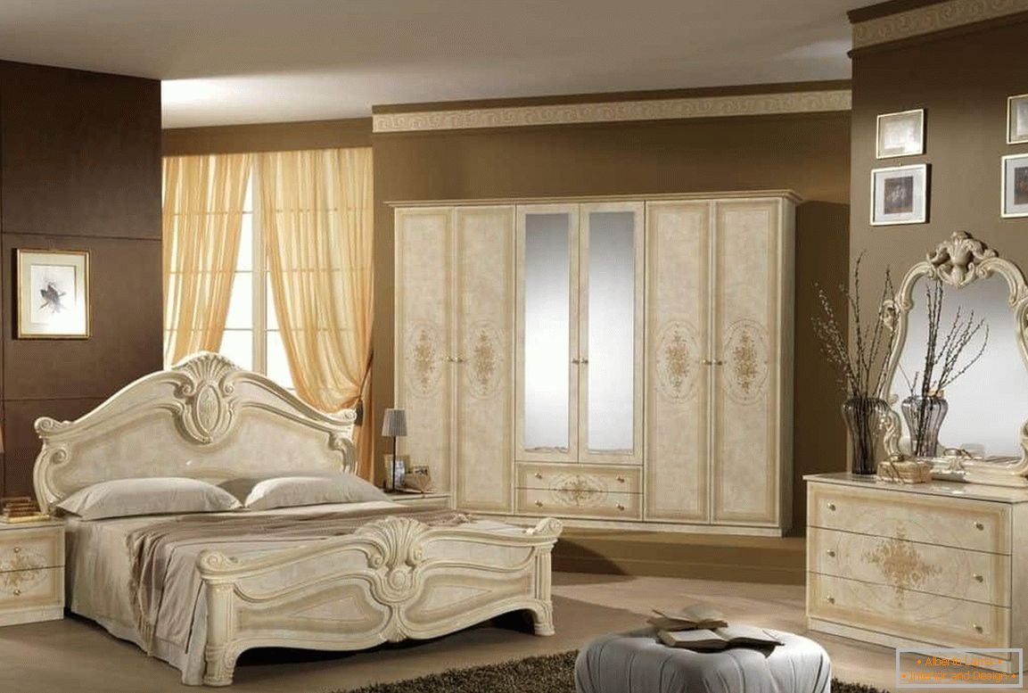 Дызайн спальні ў класічным стылі - бэжавая мэбля і карычневыя сцены