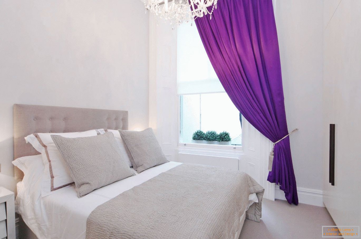 Фіялетавыя шторы ў белым інтэр'еры спальні