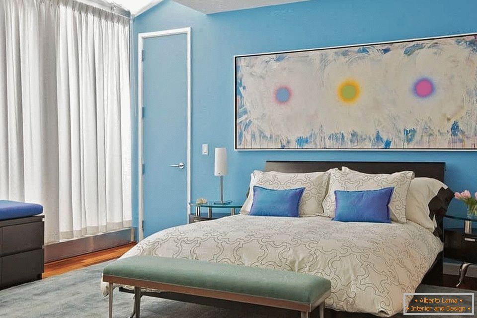 светлая спальня с голубыми стенами