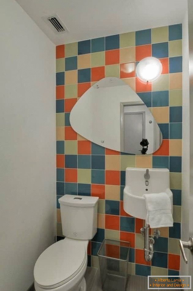 Маленькі туалет з яркай пліткай і афарбаванымі сценамі