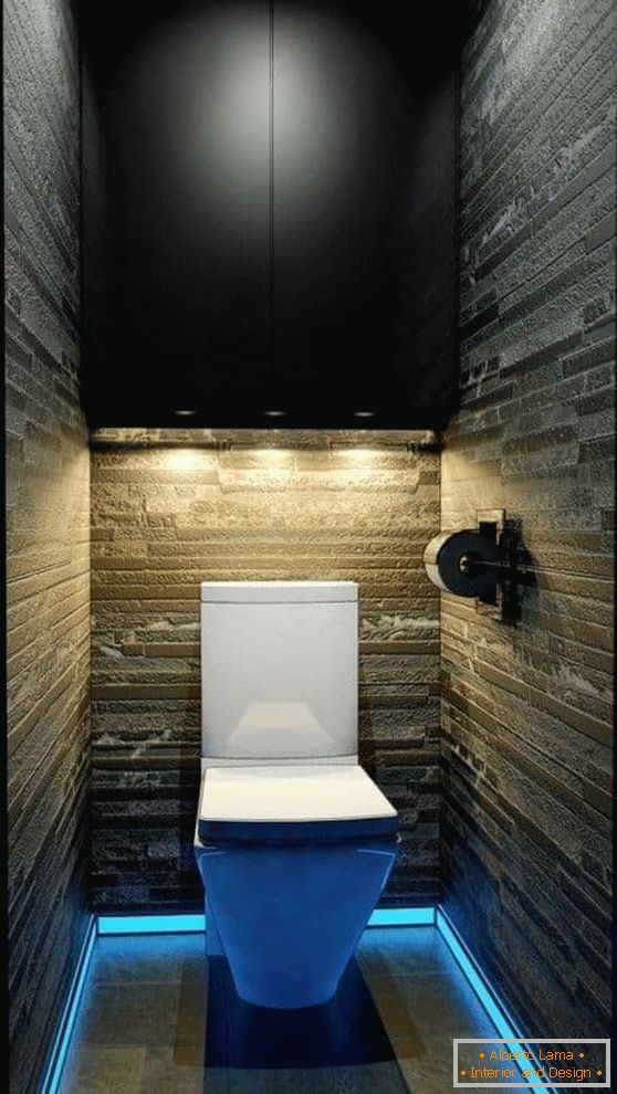 Арыгінальная падсвятленне ў маленькім туалеце з падвесным шафай