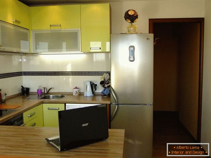Стыльная кухня плошчай 12 квадратных метраў далікатнага аліўкавага колеру. Кухонная прастора арганізавана практычна і функцыянальна.