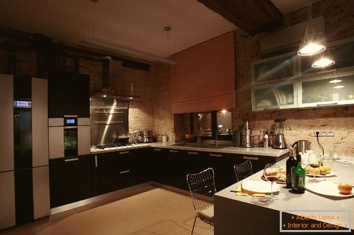 Чарнавая аздабленне сцен сведчыць аб прысутнасці стылю лофт ў афармленні інтэр'еру. Кухонны гарнітур лаканічны, просты, сціплы, але функцыянальны.