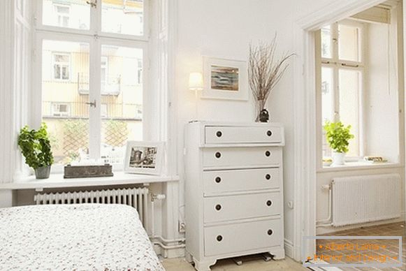 Інтэр'ер камфортнай спальні кватэры ў Швецыі