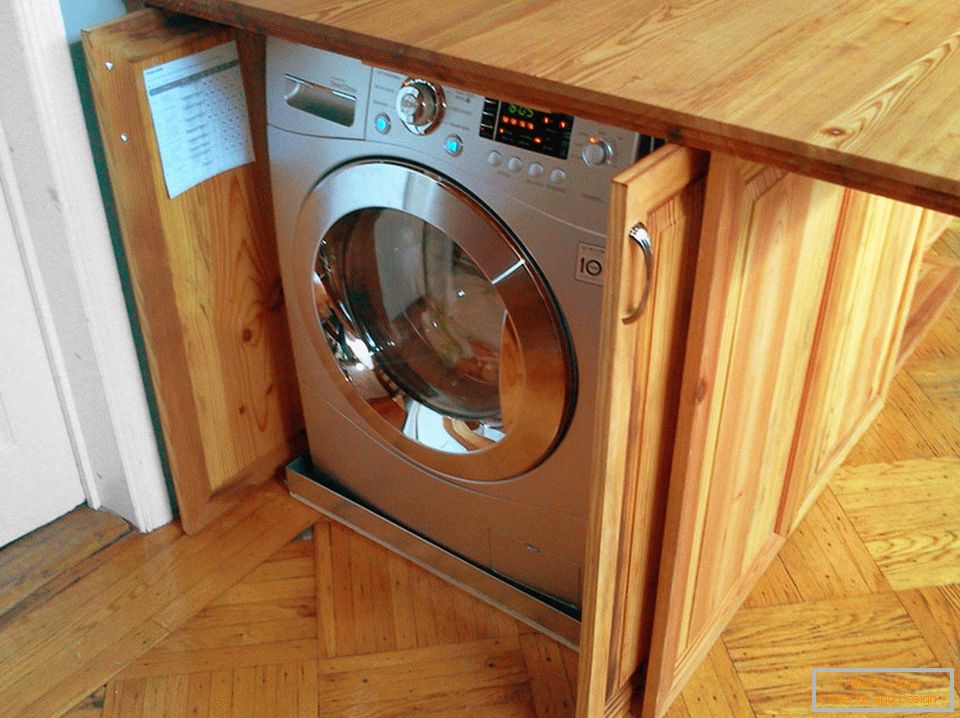 Убудаваная пральная машына ў кухонным востраве