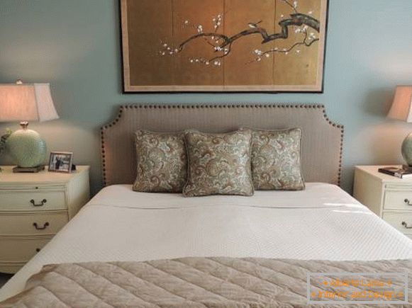 Прыгожая спальня з японскай карцінай у інтэр'еры