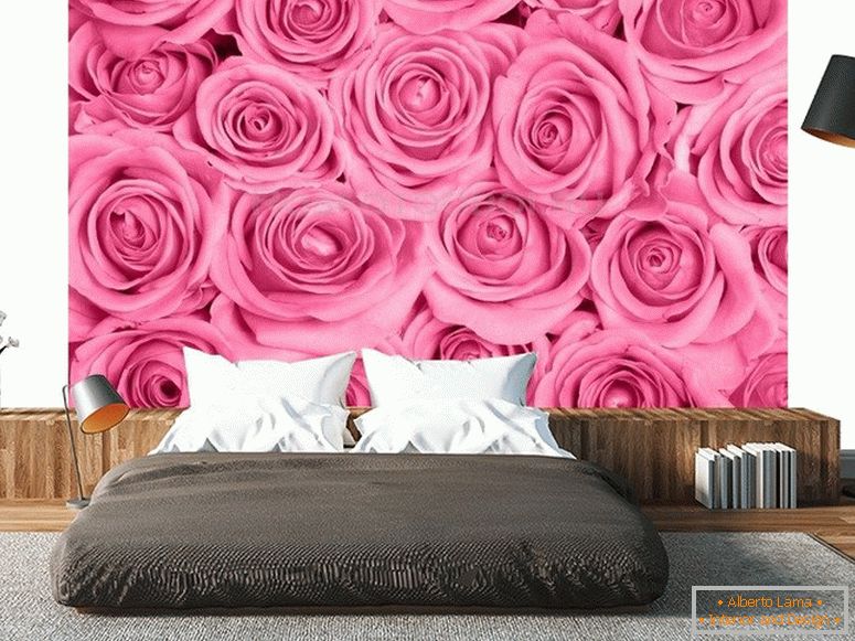 Яркія ружы на сцяне ў спальні