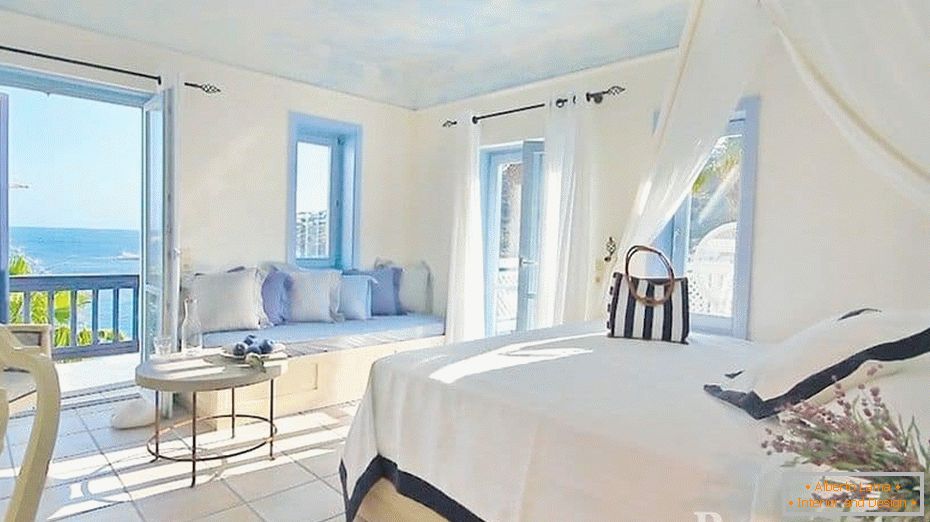 Вельмі светлая спальня ў грэцкім стылі з панарамнымі вокнамі