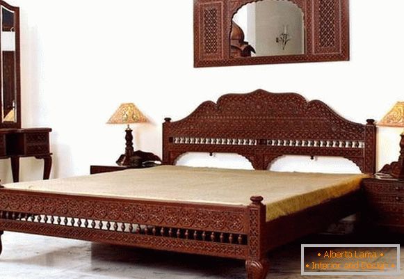 Індыйская разьбяная мэбля для спальні - фота ў інтэр'еры