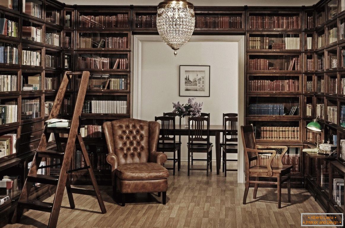 Хатняя бібліятэка з драўлянымі шафамі