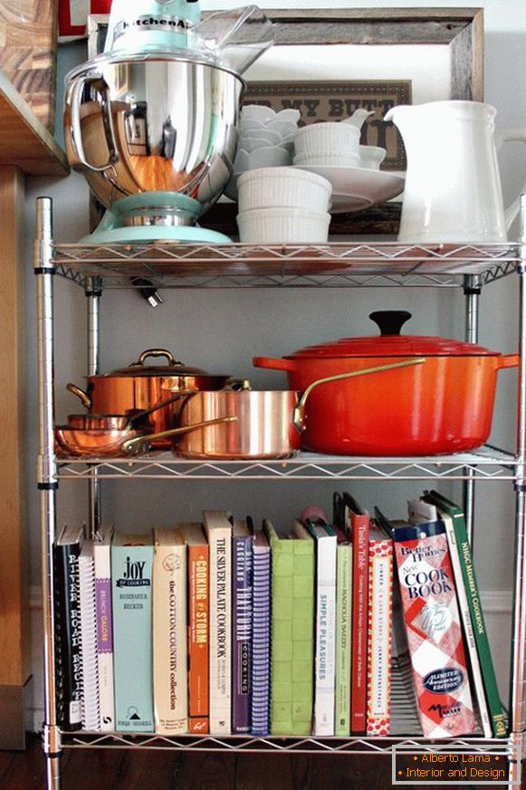 Этажэрка для посуду і кніг на кухні