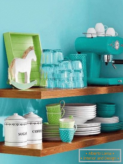 Яркая посуд на маленькай кухні ў блакітным колеры