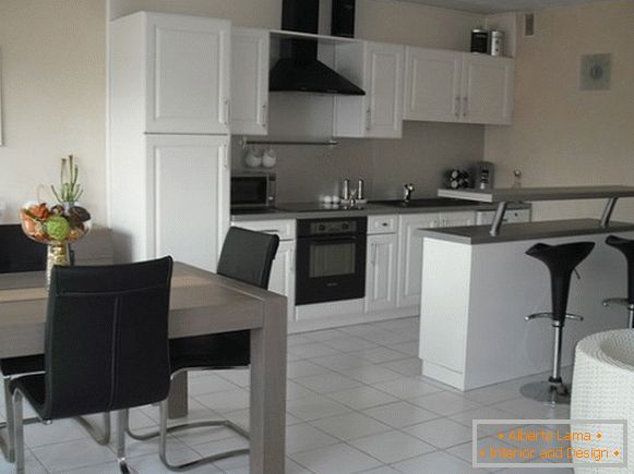 кухонная мэбля в чёрно-белых тонах в дизайне квартиры студии