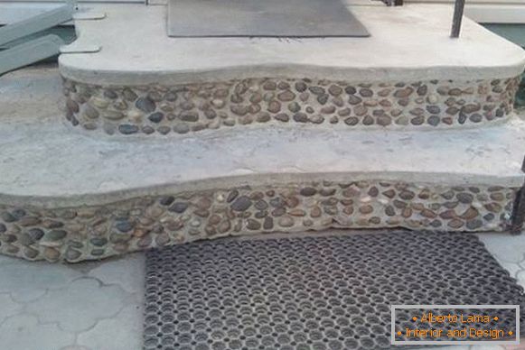 Незвычайная аздабленне ганка з бетону дробнымі каменьчыкамі