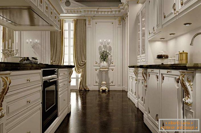 Высакародны інтэр'ер кухні ў бел-залатых танах сведчыць аб добрым гусце ўладальніка дома. 
