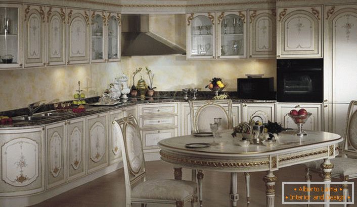 Убудаваная тэхніка робіць інтэр'ер кухні ў стылі барока.