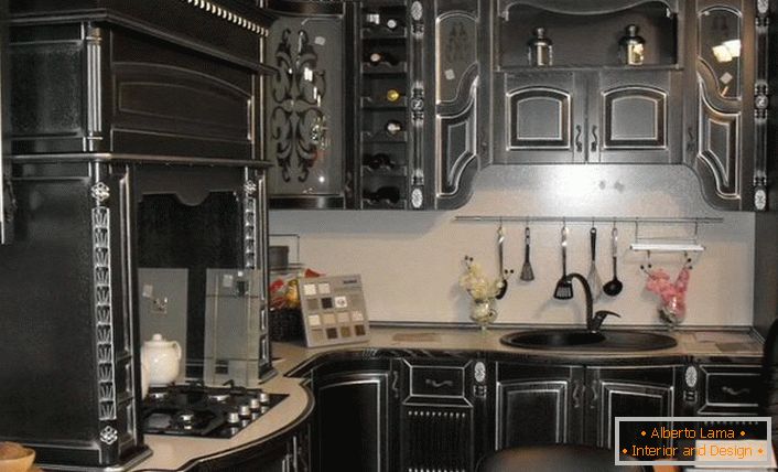 Кухонны гарнітур чорнага колеру ў стылі барока зроблены з каштоўных парод дрэва. 